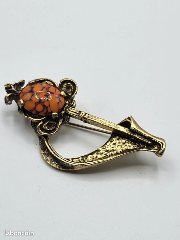 Broche vintage en laiton avec cabochon – Bijou tendance des
