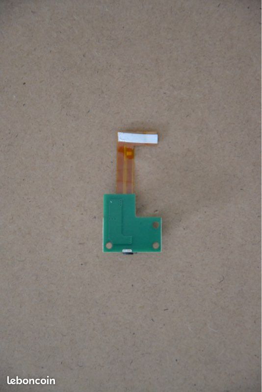 Petite carte électronique avec LED et connecteur (image 2)