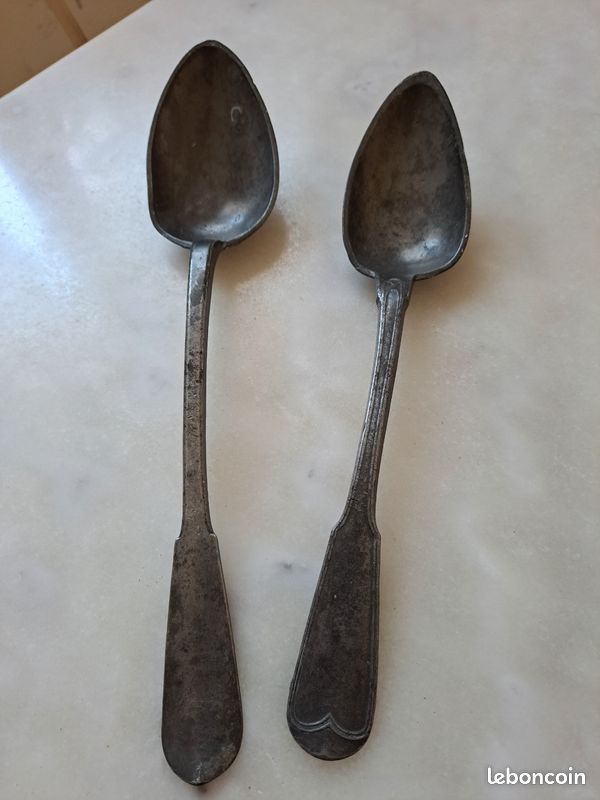 Petit dessous de plat en fonte jaune | Assiettes anciennes