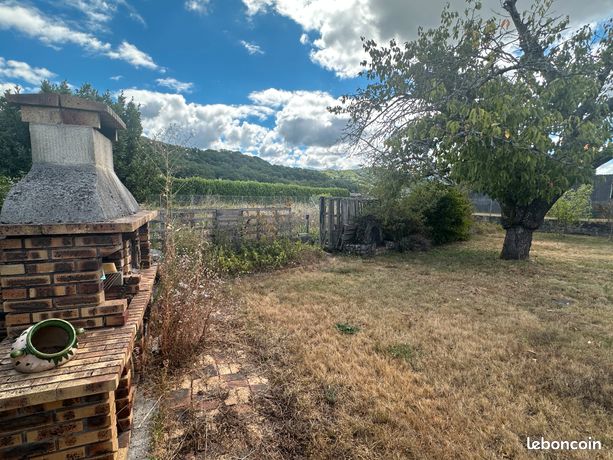 Terrain plat viabilisé de 575 m2 constructible entouré de murs