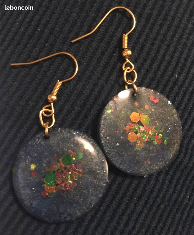 Boucles d’oreille rondes en résine bleu paillettes multicolores (image 2)