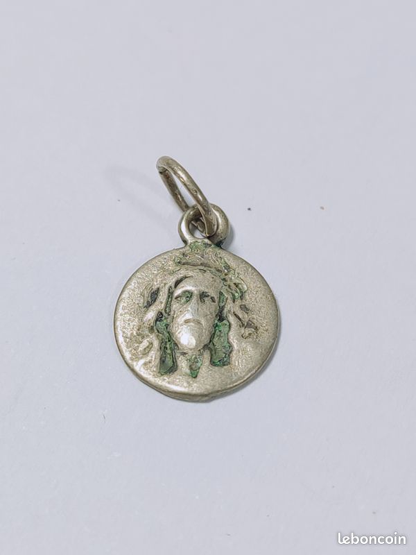 Ancien Pendentif Metal Argenté Breloque Art Nouveau religieuse Ancien Pendentif Metal Argenté Breloque Art Nouveau religieuse