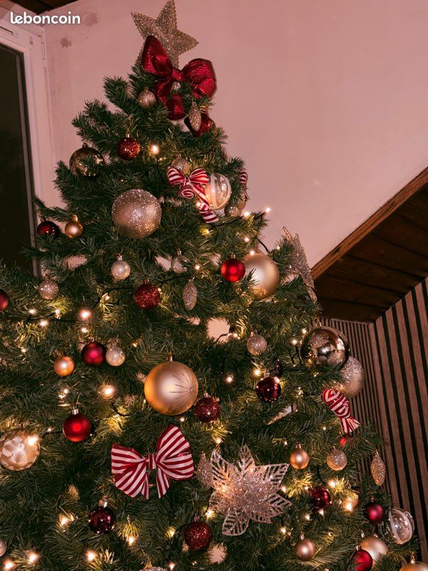 Sapin de Noël avec décorations (image 3)