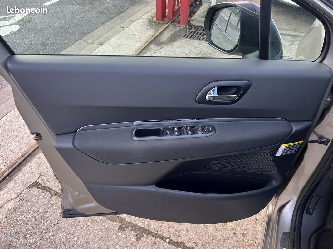 Peugeot 3008 1.6 THP 155 ALLURE (image 24)