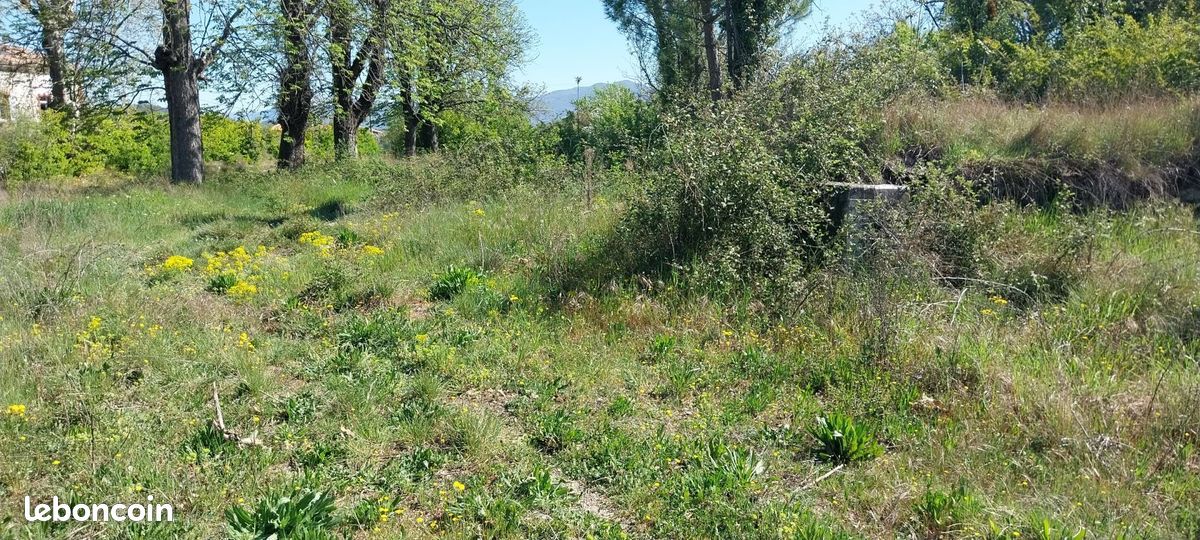 Terrain à bâtir de 557 m² à PEYRUIS (04) · 75 000 €