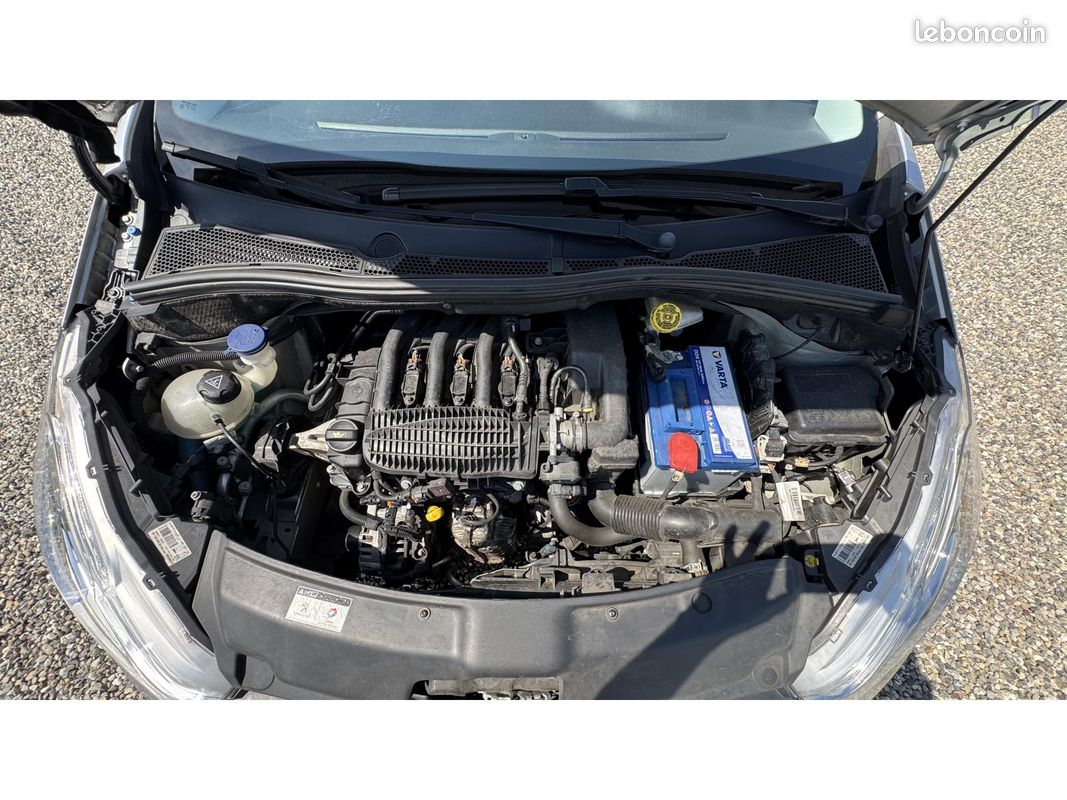 PEUGEOT 208 1.2i 12V - 82 Style (image 18)