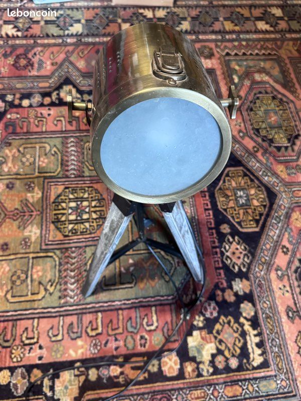 Lampe sur trépied (image 1)