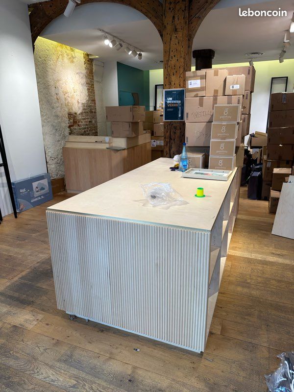 Comptoir / Présentoir de vente en Bois Nervuré - Design moderne scandinave (image 3)