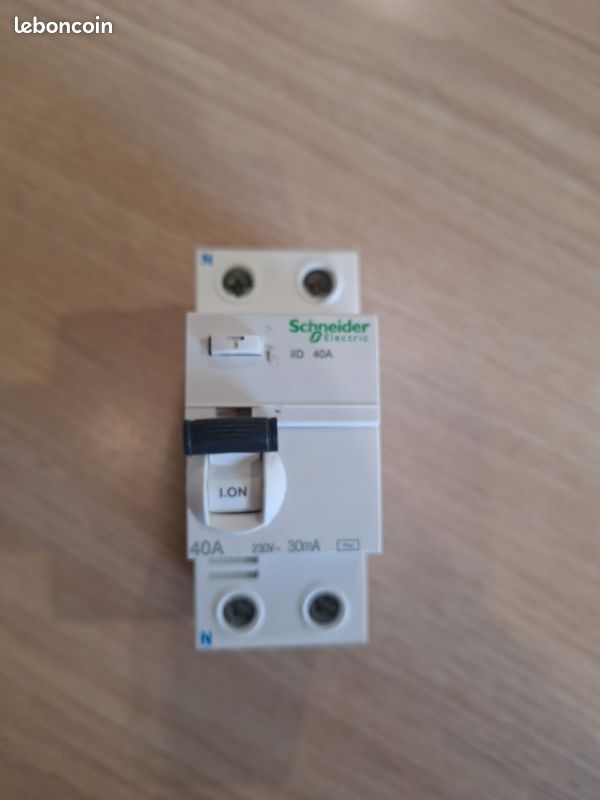 Schneider A9R11240 - Interrupteur differentiel ilD - 40 A - 30 mA - 2P - Type AC Schneider A9R11240 - Interrupteur differentiel ilD - 40 A - 30 mA - 2P - Type AC