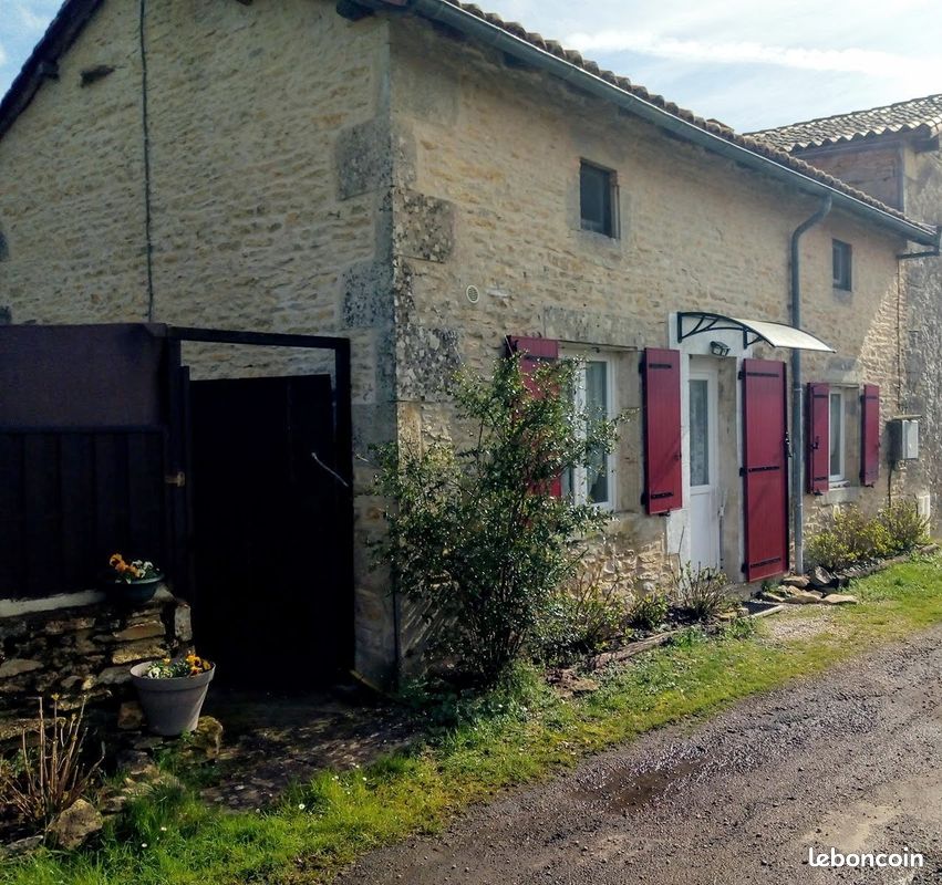 Maison de pays rénovée - Benest 16350 (image principale 0)
