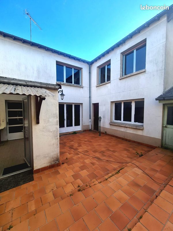 Maison 15 pièces 350 m² · à Montrevault-sur-Èvre · 350 m² · 125 000 €