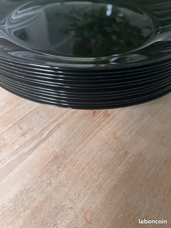 Assiettes, plates noires (image 1)