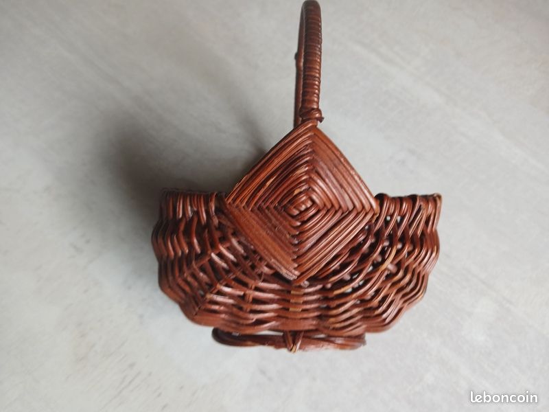 Miniature ancien PANIER en osier tressé avec petit OISEAU p 39