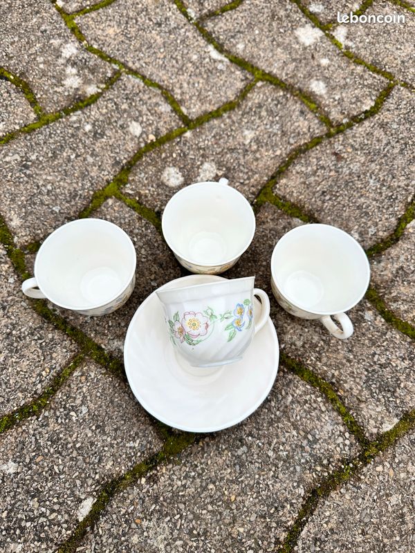 Service de 8 pièces composé de 4 tasses et 4 sous-tasses (image 1)