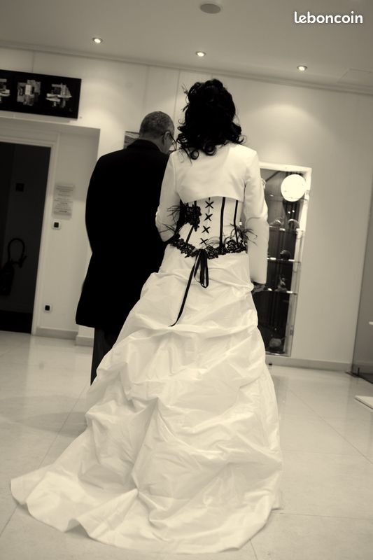 Robe mariée noir et blanc dentelle plumes T36-38 (image 3)