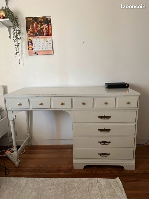 Bureau (image 1)