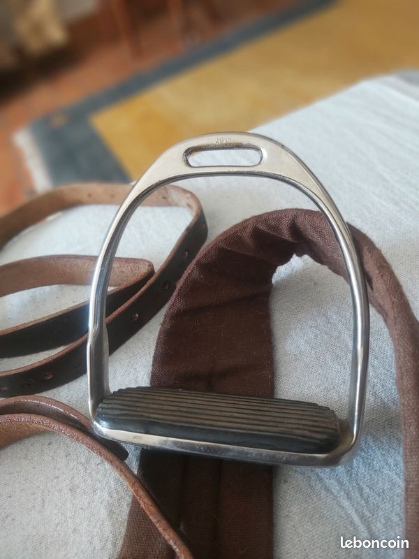 Paire D'étriers Anciens Cuir Et Métal - Avec Leurs Sangles - Bon état