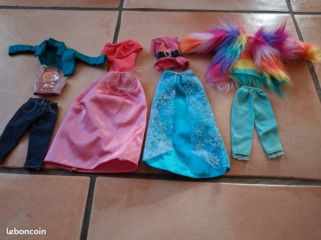 Lot de vêtements et accessoires Barbies (image 3)