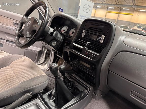Nissan Navara Double Cab 2.5 dCi 133CH | Faible Kilométrage 4x4 Attelage Climatisation Sièges Cha... (image 6)