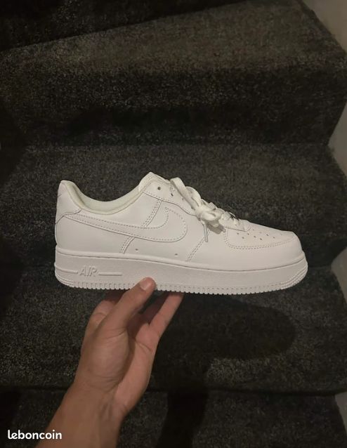 Nike Air Force 1 blanches avec boîte, modèle low 42 (image 2)