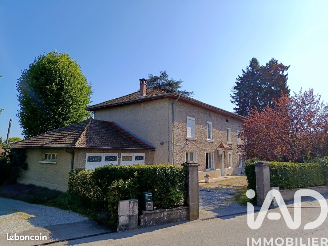 Maison 10 pièces 295 m² · à Izeaux · 295 m² · 332 000 €