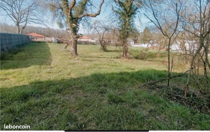 Terrain à bâtir avec accès direct. Beau potentiel