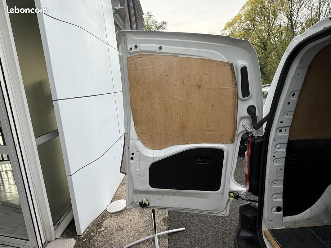 CITROEN BERLINGO 1.5 BlueHDi - 75 Fourgon M Worker 1000 kg TVA RECUPERABLE + ATTELAGE + CAMERA AR (image 29)