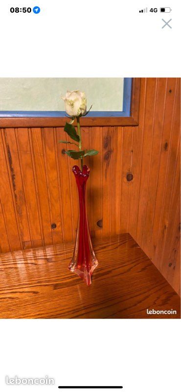 Vase en verre rouge (image 1)