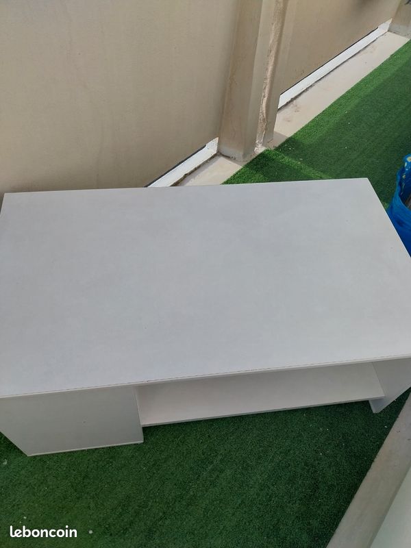 Une table (image 4)