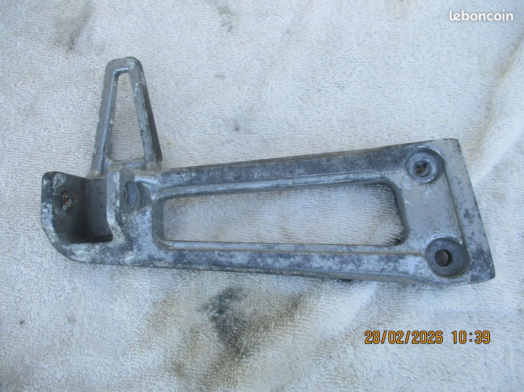 UNE PLATINE ARRIERE DROITE CALE REPOSE PIED MOTO YAMAHA 125