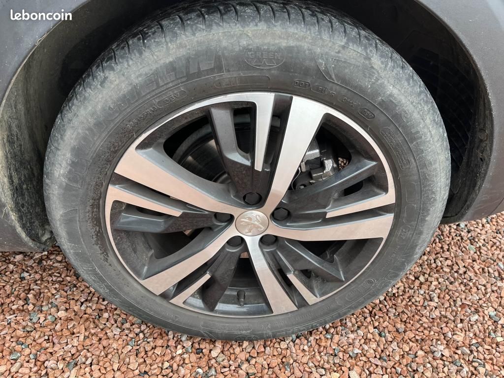 PEUGEOT 3008 1.2i 12V S&S - 130 - ALLURE (image 17)