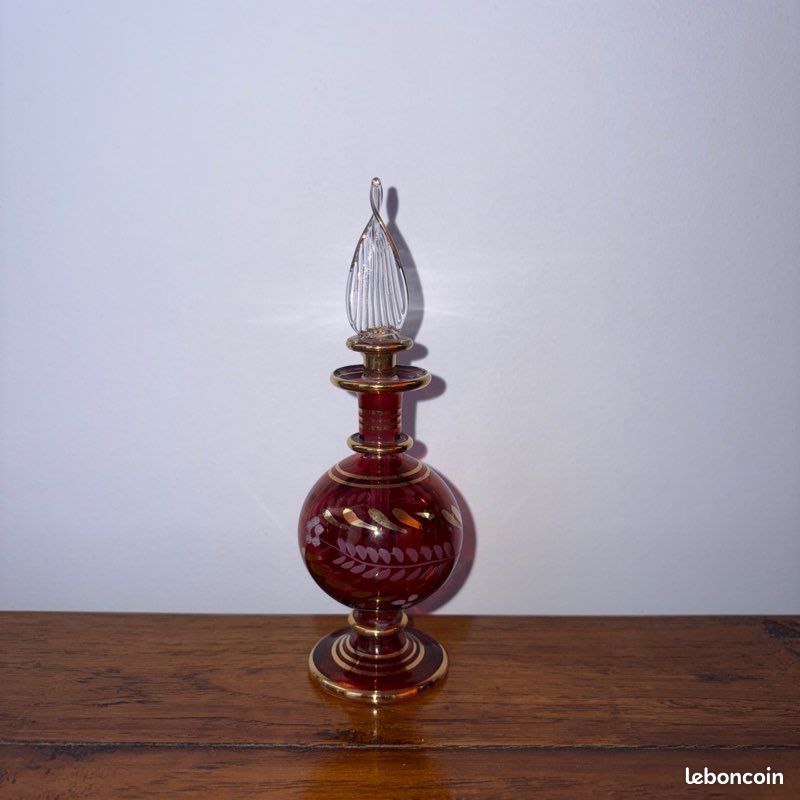 Flacon de parfum égyptien en verre décor fleurs ancien vintage collection (image 1)