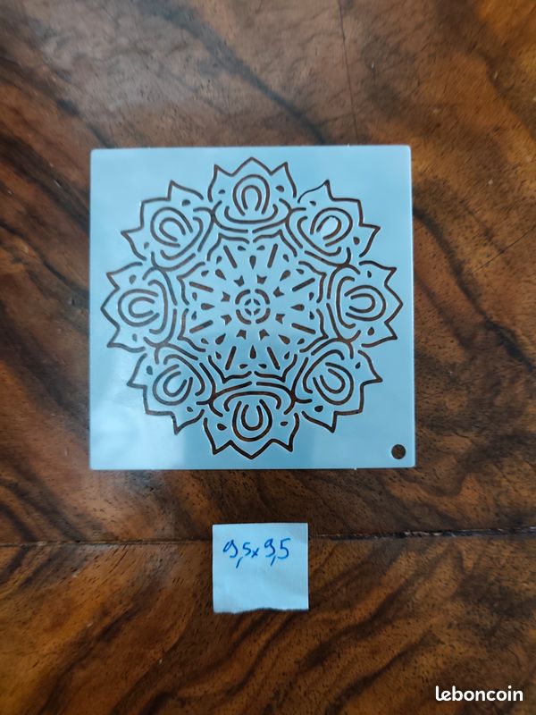 Pochoir n°42 - Mandala lotus rayonnant. Format 9,5 x 9,5 cm. Plastique réutilisable en bon état. Idéal pour peinture, scrapbooking, décoration, customisation et loisirs créatifs (image 1)
