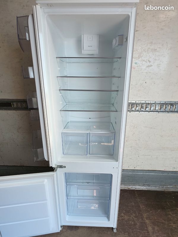 Réfrigérateur combiné encastrable Electrolux (image 2)