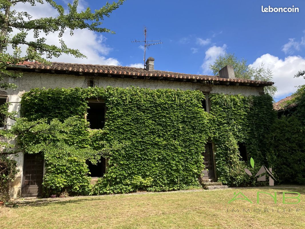 Maison 10 pièces 282 m² · à Rouzède · 282 m² · 134 300 €