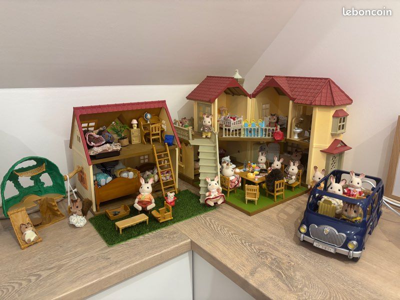 Lot Sylvanian Families – Maison + Voiture + Figurines Et Mobilier – Occasion
