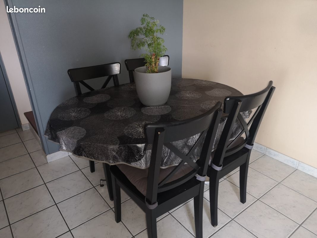 Table ronde et 4 chaises (image 1)
