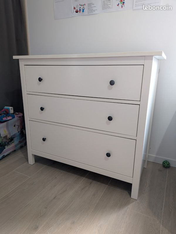 Commode Hemnes Ikea, 3 tiroirs, teinté blanc, 108x96 cm
Commode 3 tiroirs, teinté blanc, 108x96 cm
Commode 3 tiroirs, teinté blanc (image 1)
