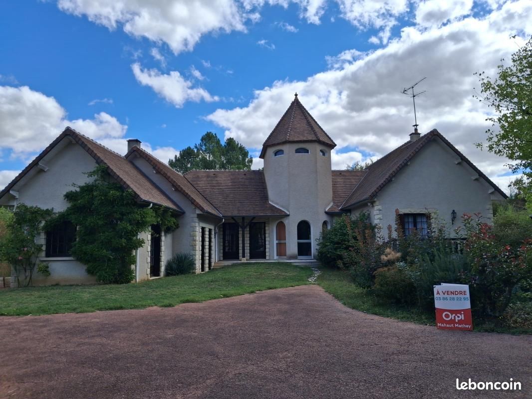 Maison 6 pièces 280 m² · à Cosne-Cours-sur-Loire · 280 m² · 245 000 €
