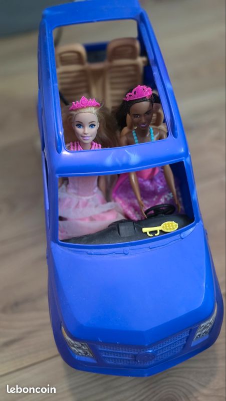 Lot 2 barbies + voiture 4 places
Avec vetemenrs et accomme indiqués sur les photos (image 10)