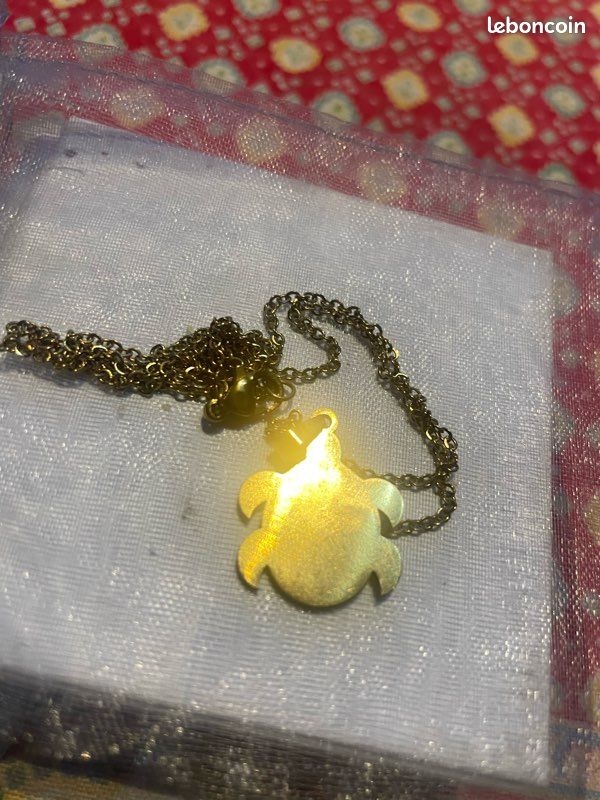 Collier doré avec médaillon de la Martinique (image 8)