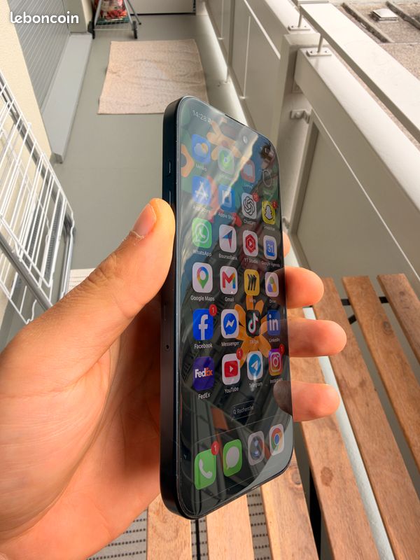 Iphone 15 Pro 256 Go très bon état (image 2)