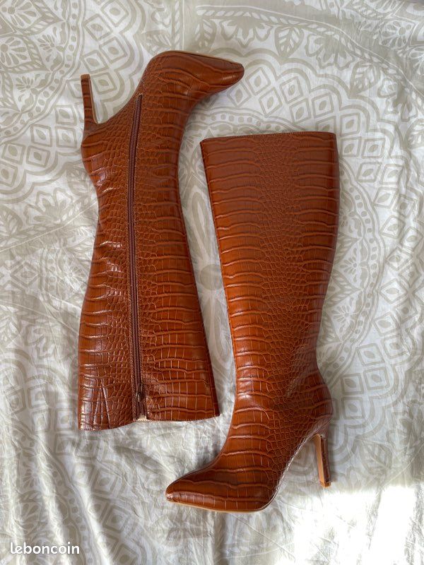 Bottes hautes a talon motif croco marron (image 1)