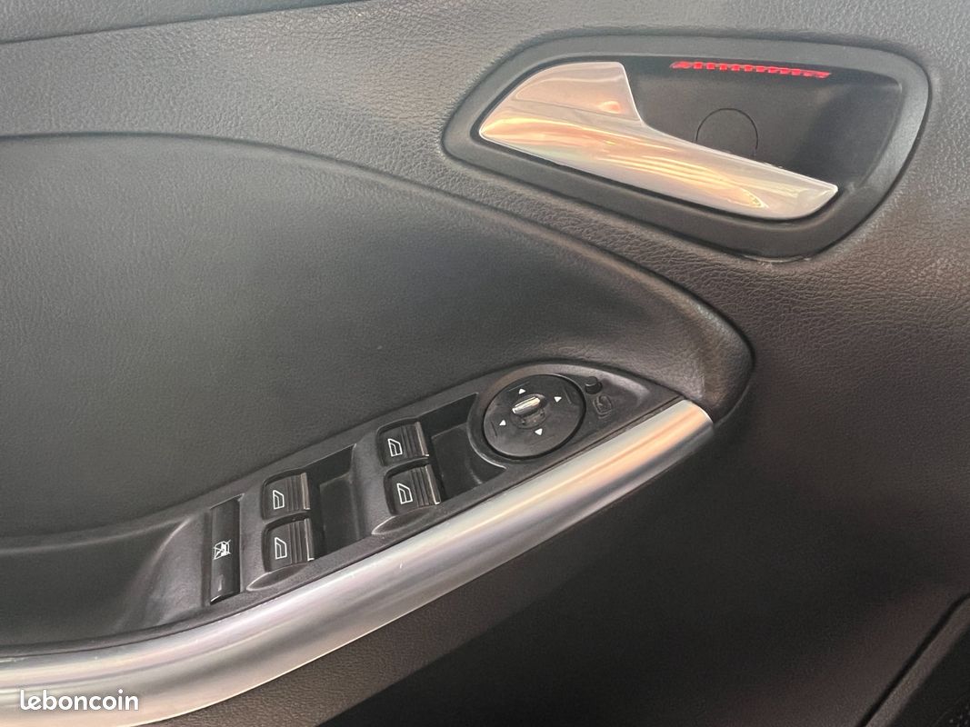 FORD FOCUS ST 2.0 SCTi 250 CV EcoBoost + SIÈGES CHAUFFANTS RECARO + BLUETOOTH + RADAR DE RECUL (image 22)