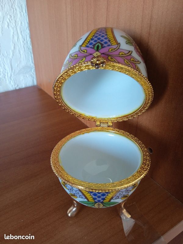 Oeuf blanc décoré de palmiers (image 3)