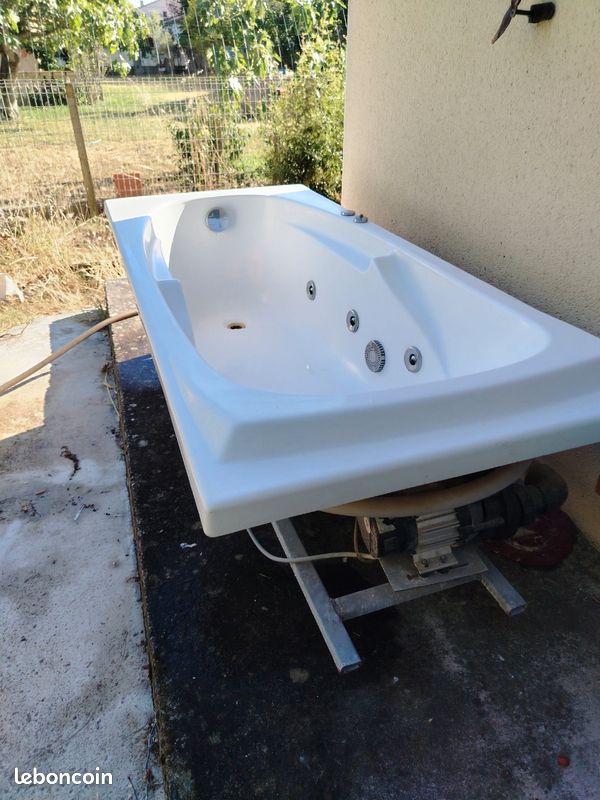 Une baignoire jacuzzi (image 3)