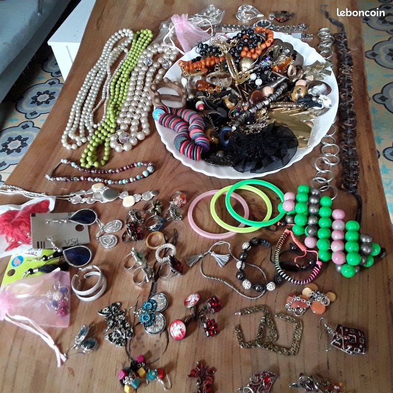 Lot De Bijoux Fantaisie D'occasion - En Très Bon état, Divers Modèles (colliers, Boucles, Bracelets...)