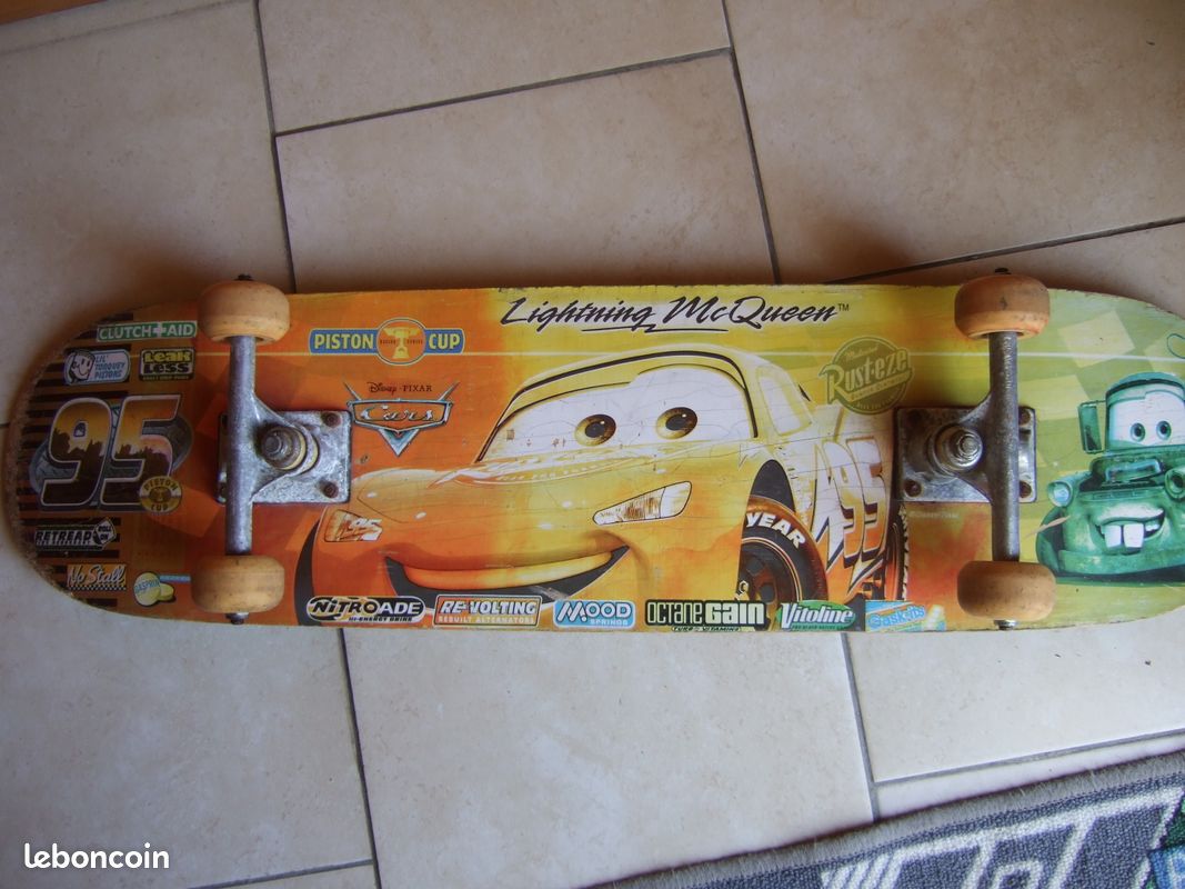 Skateboard (image 1)