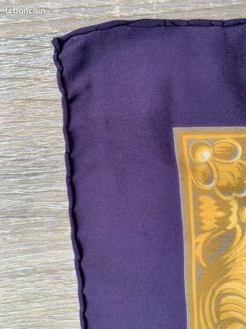 Foulard VALENTINO En Soie Vintage – 85 X 88 Cm – Couleur Bordeaux Et Or – Occasion élégant