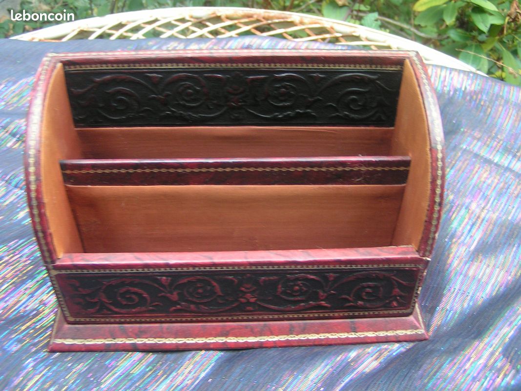 Joli porte-lettres en maroquinerie et bois (image 1)